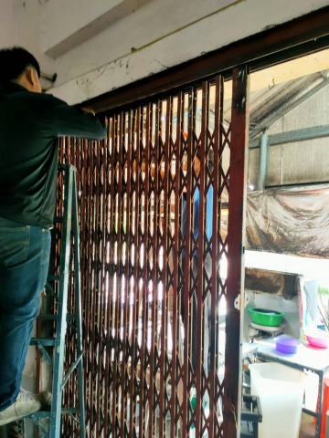 งานซ่อมประตูยืด เปลี่ยนลูกปืนล้อตลับลูกปืนประตูยืด ซ.วัดกก 