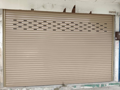 ื้อประตูยืดเก่าออกติดตั้งประตูม้วนใหม่