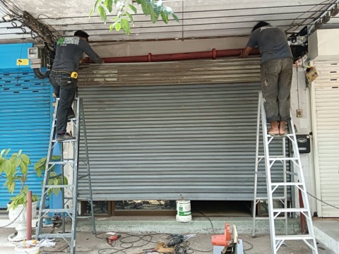 เปลี่ยนประตูม้วนระบบมือดึงเป็นระบบไฟฟ้า กรุงเทพฯ